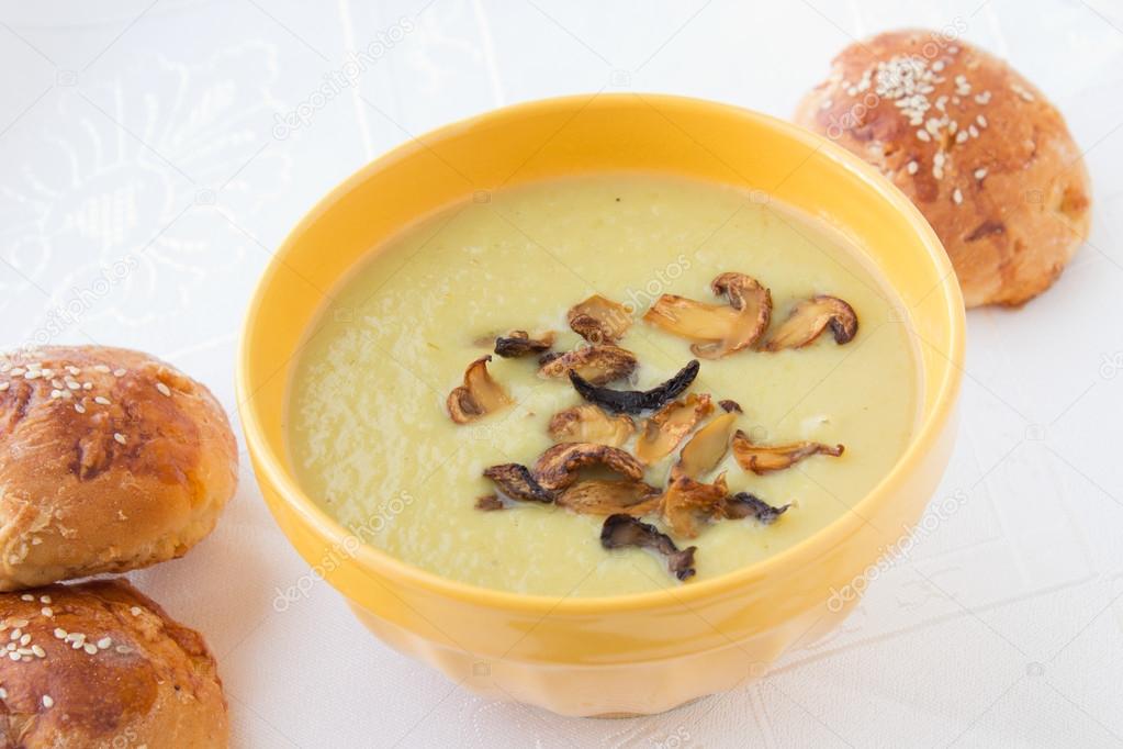 Leek mashed soup with fried sliced mushrooms