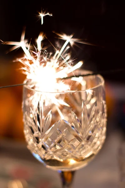 Copo de vinho de cristal da Boêmia com luz bengala — Fotografia de Stock