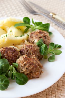 Köfte Patates püresi ile