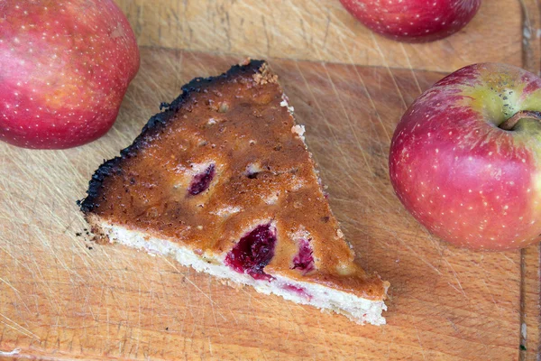 Tarte aux pommes aux fraises — Photo