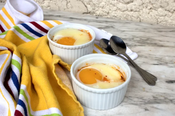 Ägg i ramekin — Stockfoto