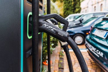 Roma, İtalya - 24 Eylül 2021: Merkez caddeye elektrik yükleme direği kuruldu.