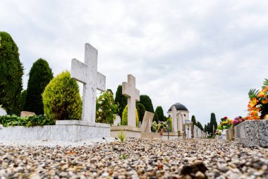 Üzücü bir yağmurlu günde 1 Kasım 'da mezarlıktaki akrabalarımızın mezarlarını ziyaret ettik.