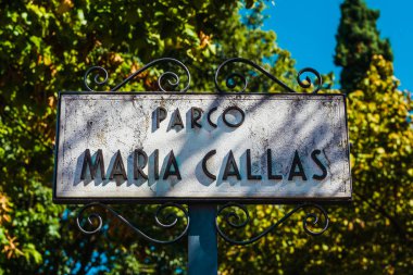 Poster with the name of the Maria Callas park in Sirmione.