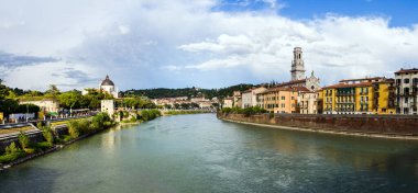 Arka planda Santa Maria Matricolare Katedrali 'nin kulesi ile Adige nehrinden geçen Verona Panoramik.