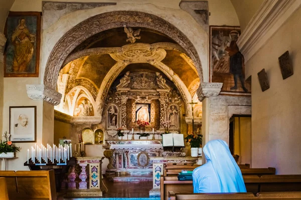 Vérone Italie Septembre 2021 Une Religieuse Prière Blanche Assise Sur — Photo