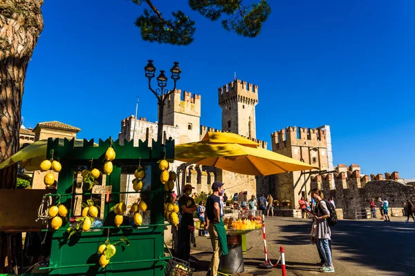 シルミオーネ イタリア 2021年9月20日 シルミオーネ城への入り口のエスプラネード 通りの屋台は伝統的なレモンジュースを販売しています — ストック写真