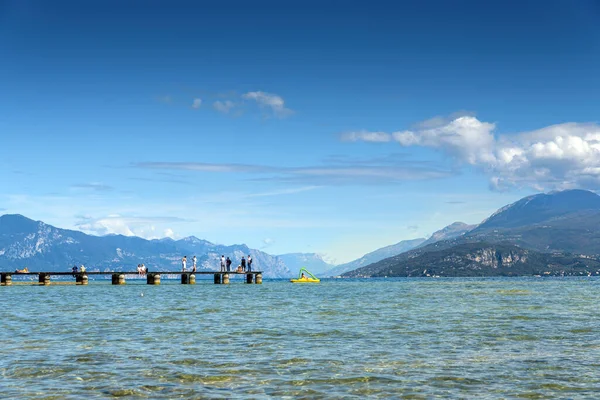 ガルダの穏やかな水の湖 イタリア晴れた夏の日に木製の歩道と — ストック写真