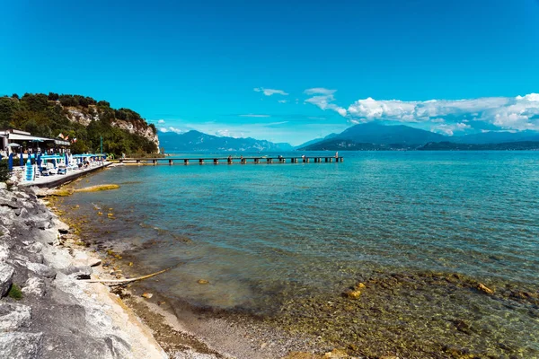 ガルダの穏やかな水の湖 イタリア晴れた夏の日に木製の歩道と — ストック写真