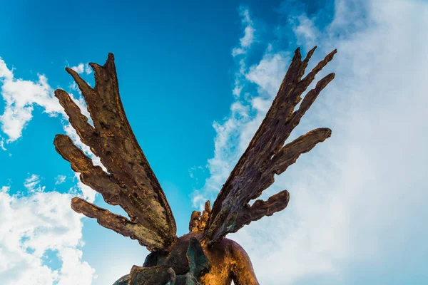 Sculpture Angel Rear View Its Wings Sky — Stock Photo, Image