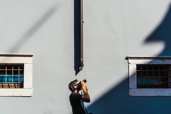 Joven Fotógrafo Aficionado Toma Fotografías Motivos Arquitectónicos Día Soleado Entorno — Foto de Stock