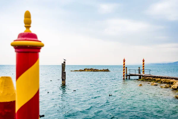 Jetty Pedra Velha Ponta San Vigilio Lago Garda Com Pólos — Fotografia de Stock