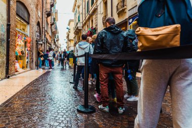 Verona, İtalya - 2 Ekim 2021: Juliet ve Romeo 'nun evine girmek için uzun bir turist kuyruğu bekliyor.
