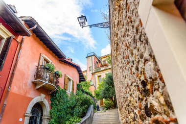 Verona, İtalya - 1 Ekim 2021: Duomo ve kaleyi görebileceğiniz Verona sokakları.