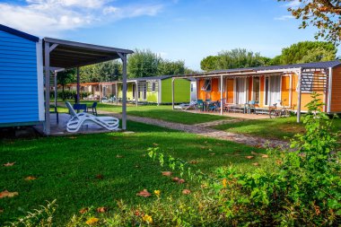 Yazın doğaya yakın tatil yapan aileler için kamp alanında birkaç renkli bungalov..