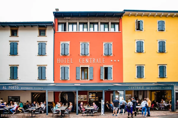 Riva Del Garda Itália Outubro 2021 Coloridos Agradáveis Hotéis Típicos — Fotografia de Stock