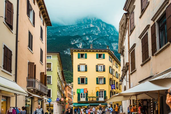 Riva Del Garda Itália Outubro 2021 Turistas Relaxam Nos Terraços — Fotografia de Stock