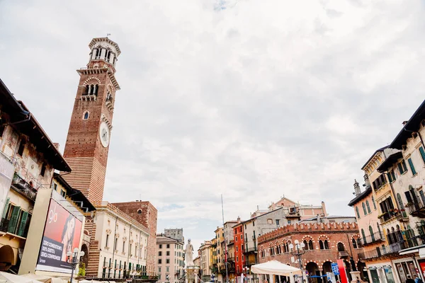 Verona, İtalya - 1 Ekim 2021: Bulutlu bir günde Piazza delle Erbe.