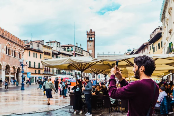 Verona Itália Outubro 2021 Turista Novato Tira Fotos Impressionadas Com — Fotografia de Stock