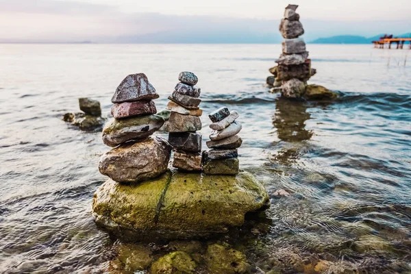 Kis Kőhegyek Oszlopokban Amelyeket Turisták Alkottak Partján Naplementekor — Stock Fotó