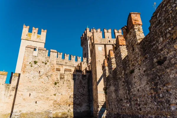 以下から見えるシルミオーネ城の厚い壁 — ストック写真