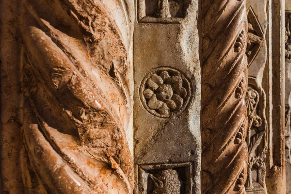 Detail Rytin Skále Sloupů Veronského Duoma Starobylé Symboly Řemeslníků — Stock fotografie