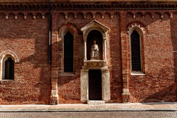Fachada Tijolo Sol Tarde Eremitério Religioso Veronese Com Uma Estátua — Fotografia de Stock
