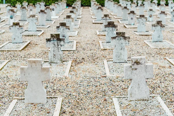 Десятки Мраморных Надгробий Безымянных Белых Могилах Военном Кладбище — стоковое фото