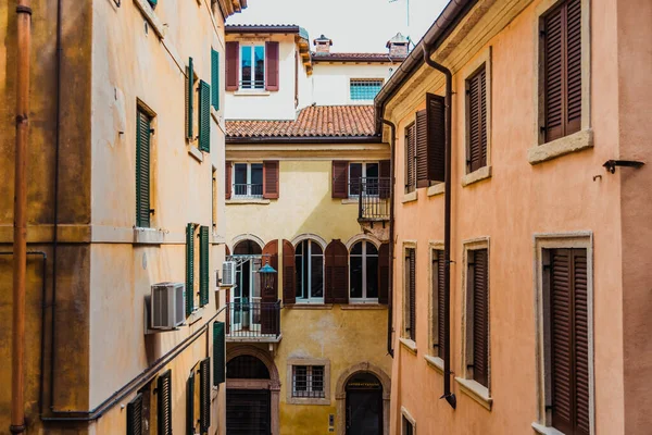 Verona 'nın eski bir kasabasındaki eski binalar, geleneksel İtalyan binaları..