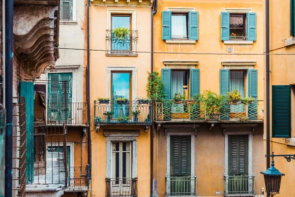 Выцветшие Старые Фасады Домов Старом Городе Вероны Традиционные Итальянские Здания — стоковое фото