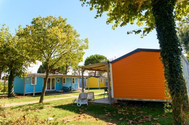 Yazlık bir kamp alanındaki ahşap bungalovlarda parlak boyanmış tahtalar..
