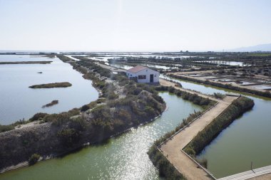 La Tancada 'da deniz tuzunun kurutulduğu eski tuz düzlüklerinin tepesinden bak.