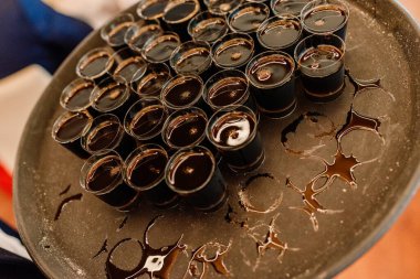 Alkollü içki, arkadaşlarla sarhoş olmak için küçük bardaklarda servis edilir..