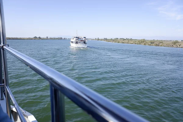 タラゴナ州デルテブレル 2021年10月5日 ユーブロ川の河口付近を航行する観光客とのボート — ストック写真