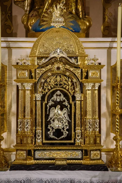 Una Cassa Contiene Reliquie Religiose Oro Una Chiesa Cattolica — Foto Stock