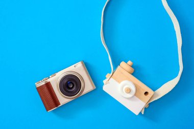 İki kamera, biri modern diğeri eski, arka planda izole edilmiş fotoğrafçılık akademileri için karşılaştırıldığında..