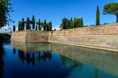 Peschiera di Garda kalesinin duvarları, göl suyuyla çevrili..