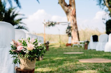 Sivil bir düğün alanının koridorunda nefis bir çiçek dekoru..