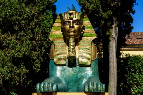 Peschiera Garda Italy October 2021 Imposing Sculpture Golden Egyptian Sphinx — Stock Photo, Image