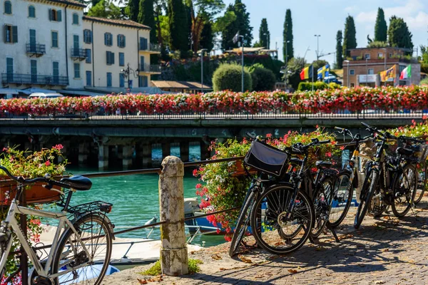 Peschiera Garda Itália Outubro 2021 Bicicletas Elétricas Estacionadas Por Turistas — Fotografia de Stock