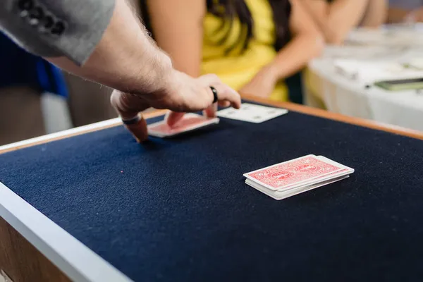 Magician Performs Trick Cards Face Mat — Stock Photo, Image