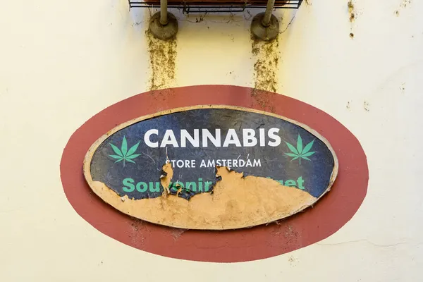 Signo Viejo Envejecido Una Tienda Que Vende Cannabis Ámsterdam —  Fotos de Stock