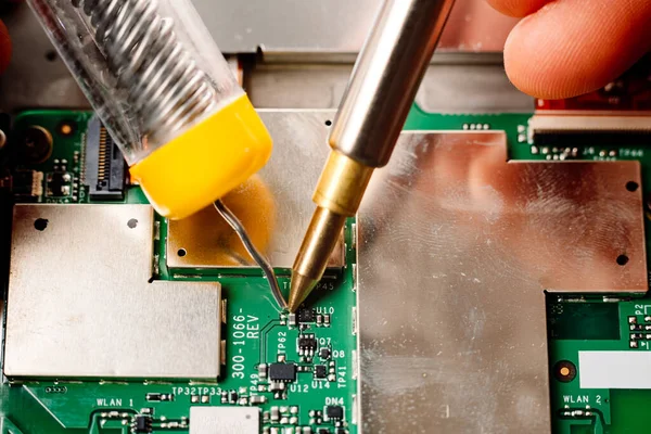 Elektronische Produktgarantien Decken Verpfuschte Reparaturen Mit Zinnlötkolben Nicht — Stockfoto