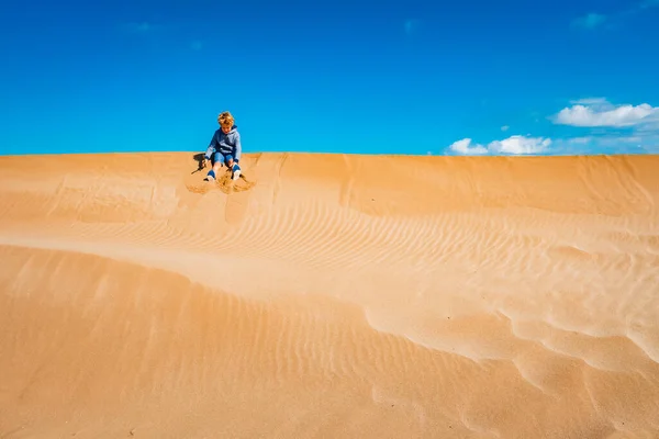 Ett Barn Lekte Sanddynerna Kul Med Frihet Negativt Utrymme Och — Stockfoto