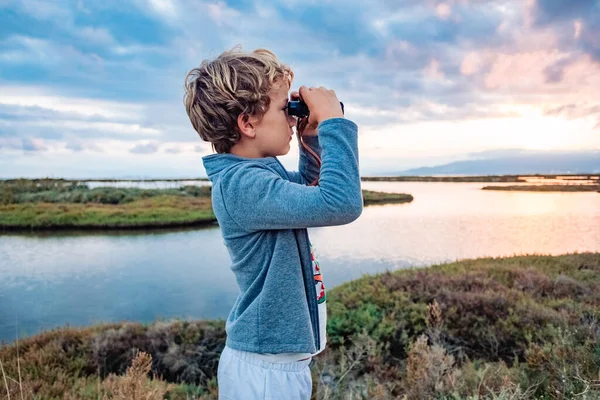Młody Chłopiec Obserwuje Ptaki Lornetką Parku Przyrody Podczas Wakacji Łonie — Zdjęcie stockowe