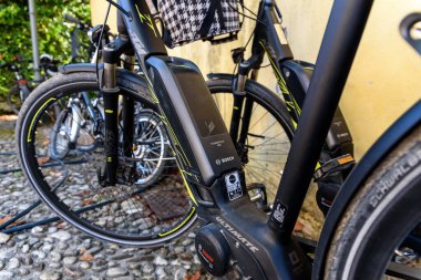 Peschiera di Garda, İtalya - 22 Ekim 2021: Turistler tarafından kenti sürdürülebilir bir şekilde ziyaret etmek için kullanılan modern elektrik bisikletlerinin ayrıntıları.