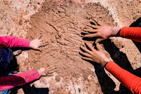 Παιδιά Παίζουν Λάσπη Έξω Χωρίς Ανησυχούν Για Την Υγιεινή Και — Φωτογραφία Αρχείου