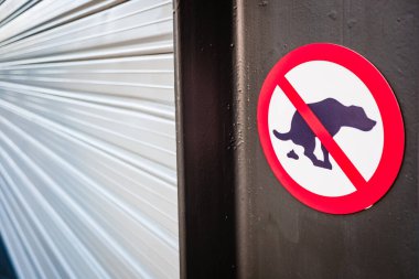 Köpek kakası yok, sokağa dışkılama yasaktır sağlıksız olarak, duvardaki bir posterde reklamları var..