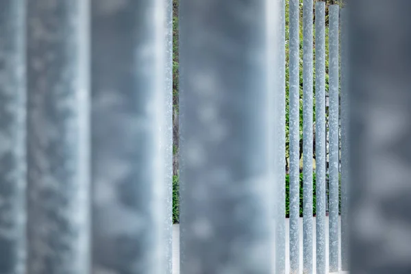 Анодированная Стальная Вертикальная Решетка Несфокусированном Фоне — стоковое фото