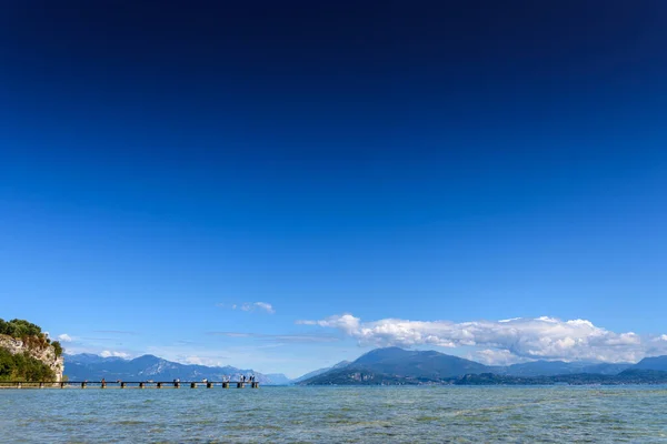 Lago Aguas Tranquilas Garda Italia Con Una Pasarela Madera Día — Foto de Stock